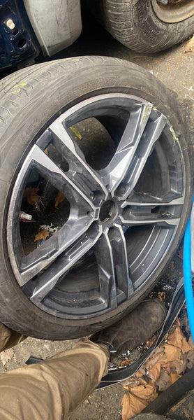 8092352
      Bmw 1 Series 2020 F40
Bmw 2 Series F44 18" 819  1 single Alloy wheel with tyre  8Jx18 needs refurbishment
 Observe all pictures please 
       Bmw 1 series  single f40 Alloy wheel