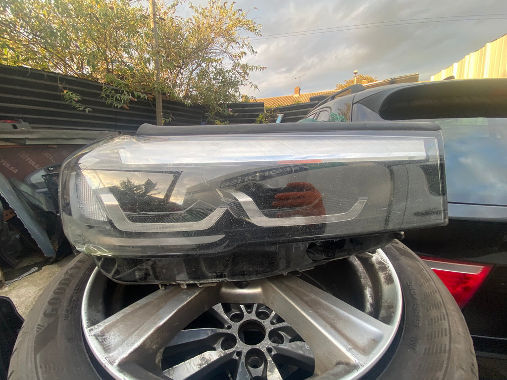 Bmw 5 Series G30 2021  Driver side Full Led Headlight 
9479260
The glass is scuffed 
please observe all pictures 
Bmw part
Bmw parts 
bmw g30 headlight
bmw light