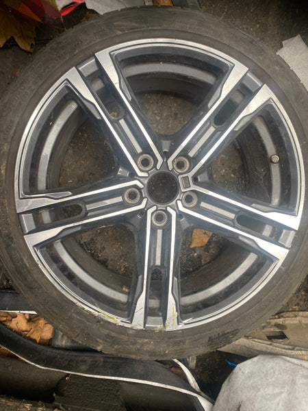 8092352
      Bmw 1 Series 2020 F40
Bmw 2 Series F44 18" 819  1 single Alloy wheel with tyre  8Jx18 needs refurbishment
 Observe all pictures please 
       Bmw 1 series  single f40 Alloy wheel