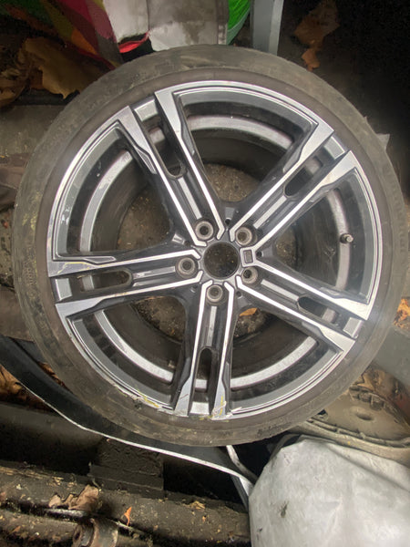 8092352
      Bmw 1 Series 2020 F40
Bmw 2 Series F44 18" 819  1 single Alloy wheel with tyre  8Jx18 needs refurbishment
 Observe all pictures please 
       Bmw 1 series  single f40 Alloy wheel