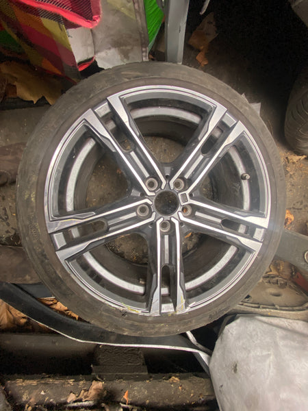 8092352
      Bmw 1 Series 2020 F40
Bmw 2 Series F44 18" 819  1 single Alloy wheel with tyre  8Jx18 needs refurbishment
 Observe all pictures please 
       Bmw 1 series  single f40 Alloy wheel