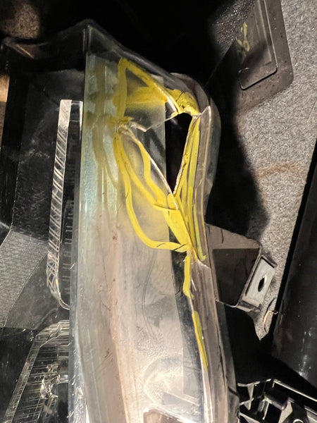 BMW 3 SERIES 2017 F30 F31 PASSENGER SIDE Led HEADLIGHT
8739561 
Bmw f30 headlight 
bmw part
bmw parts 
Hole on top of light 
which you can put  silicone 
please observe all pictures