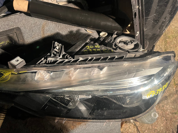 BMW 3 SERIES 2017 F30 F31 PASSENGER SIDE Led HEADLIGHT
8739561 
Bmw f30 headlight 
bmw part
bmw parts 
Hole on top of light 
which you can put  silicone 
please observe all pictures