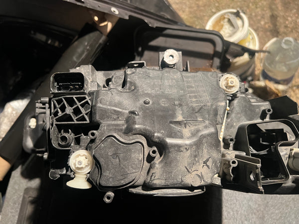 BMW 3 SERIES 2017 F30 F31 PASSENGER SIDE Led HEADLIGHT
8739561 
Bmw f30 headlight 
bmw part
bmw parts 
Hole on top of light 
which you can put  silicone 
please observe all pictures