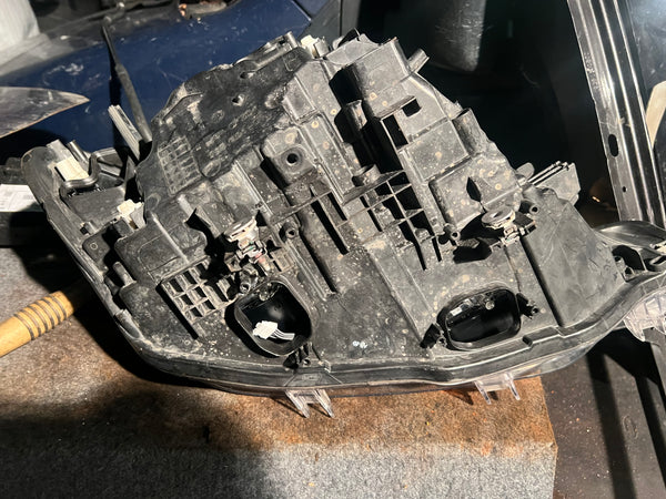 BMW 3 SERIES 2017 F30 F31 PASSENGER SIDE Led HEADLIGHT
8739561 
Bmw f30 headlight 
bmw part
bmw parts 
Hole on top of light 
which you can put  silicone 
please observe all pictures