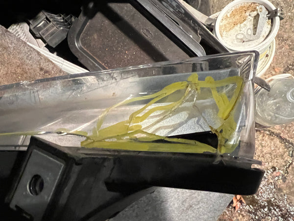 BMW 3 SERIES 2017 F30 F31 PASSENGER SIDE Led HEADLIGHT
8739561 
Bmw f30 headlight 
bmw part
bmw parts 
Hole on top of light 
which you can put  silicone 
please observe all pictures