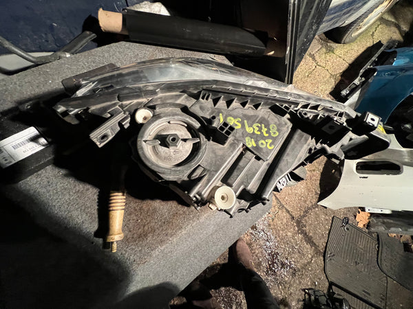 BMW 3 SERIES 2017 F30 F31 PASSENGER SIDE Led HEADLIGHT
8739561 
Bmw f30 headlight 
bmw part
bmw parts 
Hole on top of light 
which you can put  silicone 
please observe all pictures