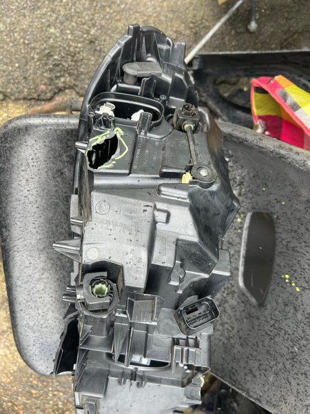 BMW 2 SERIES 2021 gran coupe  F44 DRIVERS SIDE LED HEAD LIGHT
  63115A1E066
BMW 2 series Gran coupe led headlight 
5A1E066
Bmw f44 led headlight 
clips broken 
hole on top/bottom of light 
please observe all pictures