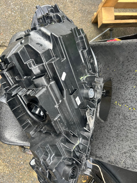 BMW 2 SERIES 2021 gran coupe  F44 DRIVERS SIDE LED HEAD LIGHT
  63115A1E066
BMW 2 series Gran coupe led headlight 
5A1E066
Bmw f44 led headlight 
clips broken 
hole on top/bottom of light 
please observe all pictures