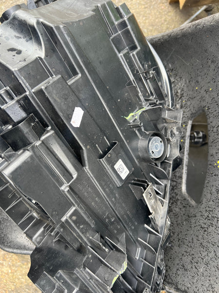 BMW 2 SERIES 2021 gran coupe  F44 DRIVERS SIDE LED HEAD LIGHT
  63115A1E066
BMW 2 series Gran coupe led headlight 
5A1E066
Bmw f44 led headlight 
clips broken 
hole on top/bottom of light 
please observe all pictures