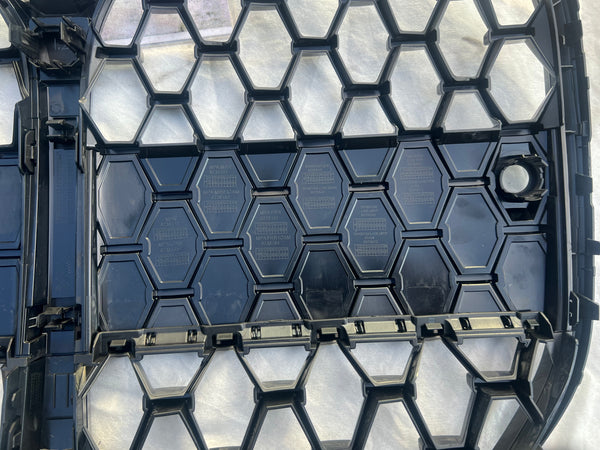 BMW 4  Series 2024 FRONT KIDNEY GRILLE  Black  NEW
 51138078548
BMW 4 (G22/G23/G82) 2023 FRONT KIDNEY GRILL Black