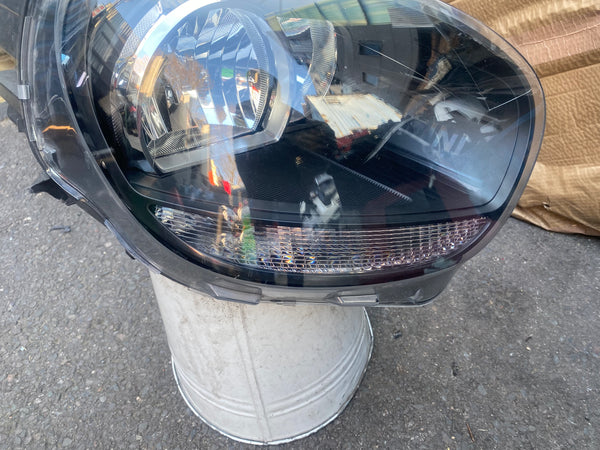 7390150 MINI COUNTRYMAN COOPER 2017 driver side headlight   7390150  mini Countyman driver side headlight,  some clips are broken   please observe all pictures