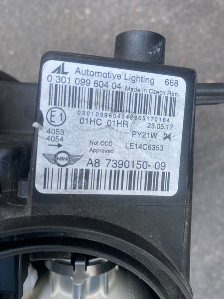 7390150 MINI COUNTRYMAN COOPER 2017 driver side headlight   7390150  mini Countyman driver side headlight,  some clips are broken   please observe all pictures