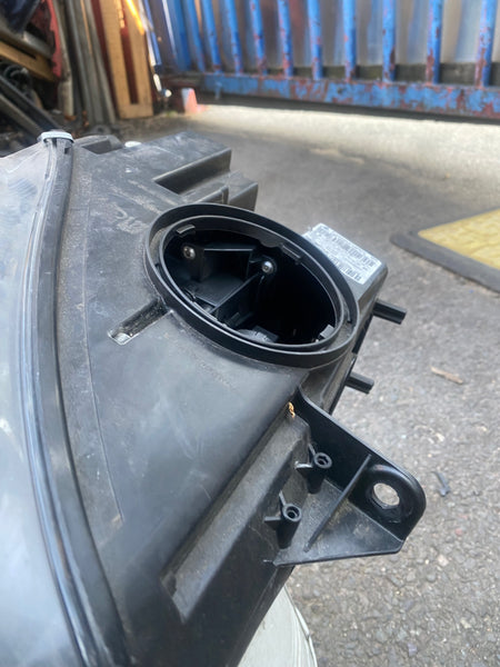 7390150 MINI COUNTRYMAN COOPER 2017 driver side headlight   7390150  mini Countyman driver side headlight,  some clips are broken   please observe all pictures