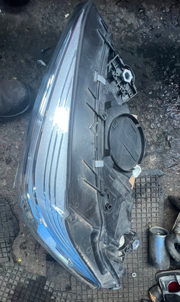 8739649 BMW X3 2019 G01   Passenger Side Led Headlight   8739649 03  8739649       BMW X4 2019 G02  Passenger Side Led Headlight   8739649 03  scrach observe pictures please