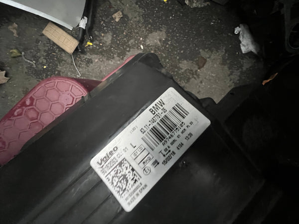 63117467751   Bmw i3 2018 i01 LCI passenger side headlight Led   7467751-05  7467751  A9746775105  Bmw i3 headlight led  The bottom of the light is cracked   please observe pictures