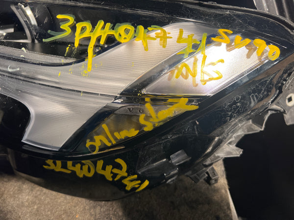 32404741

VOLVO XC90 2023 Passenger side headlight 

Mid

clips broken 

hole at the bottom of the  light

please observe all pictures