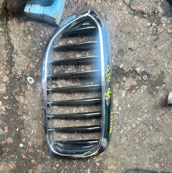 7374700       BMW 5 SERIES  2022 G30  passenger side KIDNEY GRILLE   7390866  7390864