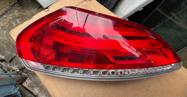 BMW Z4  2011 E89Roadster  passenger side rear light 

63217191775

7191775

GENUINE 

Bmw z4 back light