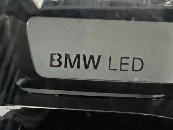 63117467751   Bmw i3 2018 i01 LCI passenger side headlight Led   7467751-05  7467751  A9746775105  Bmw i3 headlight led  The bottom of the light is cracked   please observe pictures