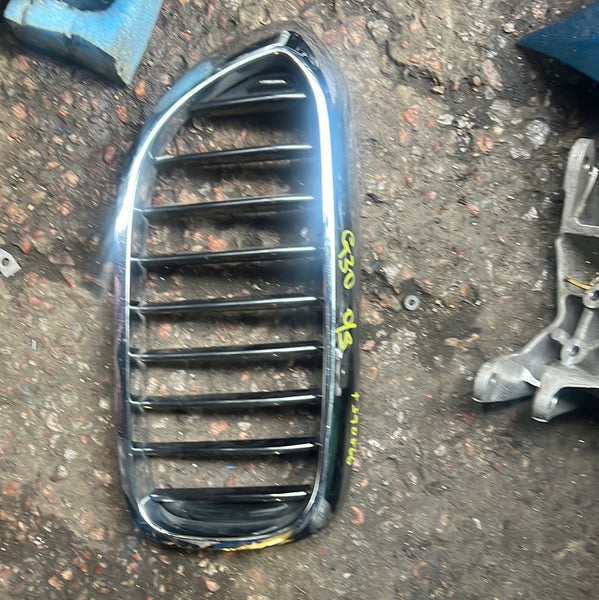 7374700       BMW 5 SERIES  2022 G30  passenger side KIDNEY GRILLE   7390866  7390864