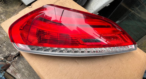 BMW Z4  2011 E89Roadster  passenger side rear light 

63217191775

7191775

GENUINE 

Bmw z4 back light