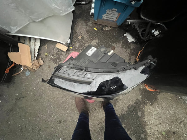 63117467751   Bmw i3 2018 i01 LCI passenger side headlight Led   7467751-05  7467751  A9746775105  Bmw i3 headlight led  The bottom of the light is cracked   please observe pictures