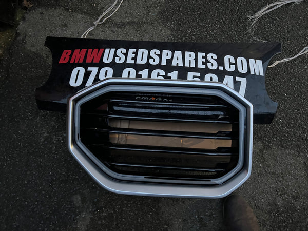 Bmw XM G09  2026  driver side kidney Grille 


Genuine

BMW  XM Front Right Trim Grille

5a591c8

BMW

Bmw G09

Right front ornament grid Shadowline

51135A591C8

BMW XM G09,

Bmw XM 50E TC15, XM 50E 12C5. Original BMW.