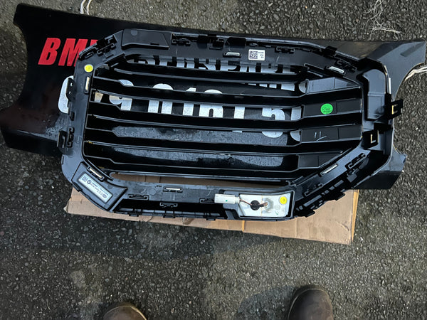 Bmw XM G09  2026  driver side kidney Grille 


Genuine

BMW  XM Front Right Trim Grille

5a591c8

BMW

Bmw G09

Right front ornament grid Shadowline

51135A591C8

BMW XM G09,

Bmw XM 50E TC15, XM 50E 12C5. Original BMW.