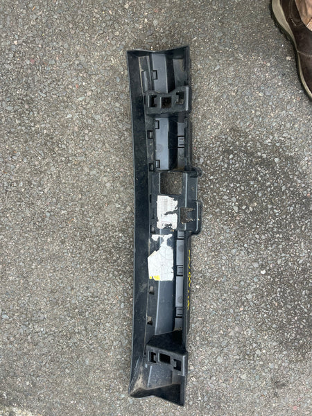 BMW 1 SERIES 2020 F40 BUMPER MOUNT BRACKET REAR MIDDLE CENTRE 8072572