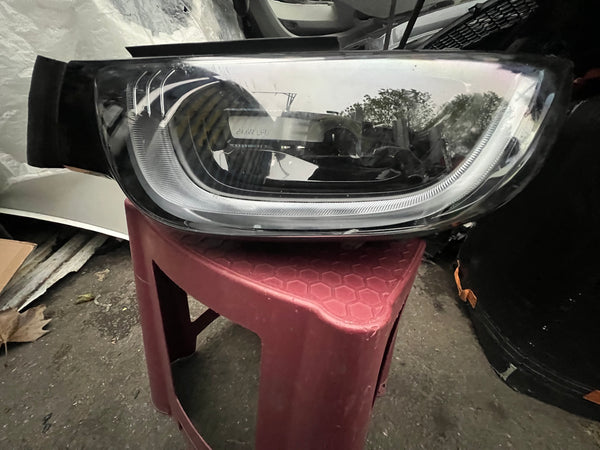 63117467751   Bmw i3 2018 i01 LCI passenger side headlight Led   7467751-05  7467751  A9746775105  Bmw i3 headlight led  The bottom of the light is cracked   please observe pictures