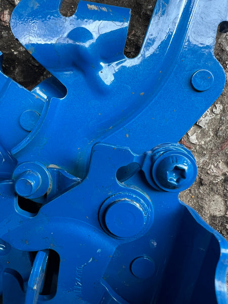 BMW F40 M135I X DRIVE M SPORT BONNET HINGES MISANO BLUE

7450923

BMW 1 Series 2022 f40 Bonnet Hinge passenger side

bmw f40 bonnet hinge

 BaronesstheBmlady