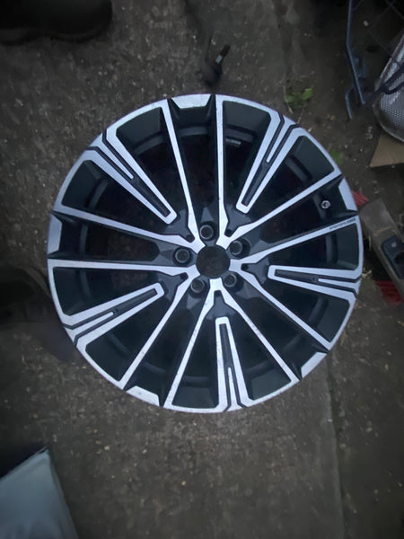 BMW X1 2023 F48  alloy wheel

Bmw X2  2023 Individual Alloy Wheel Grey/ Diamond Cut 20inch 8J

6898042
