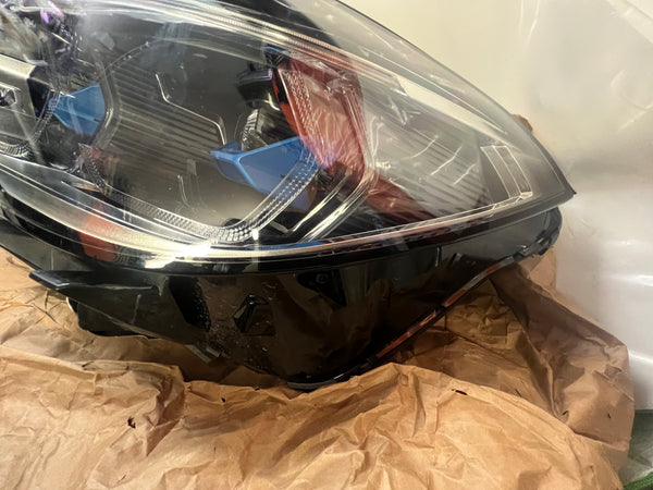 5A279A3
      BMW X5 2022 G05 passenger side led  laser headlight 

   Bmw  X6 G06 F95 F96 PASSENGER SIDE FRONT LASER LED HEADLIGHT

5A279A3

top above light broken 

observe pictures all pictures