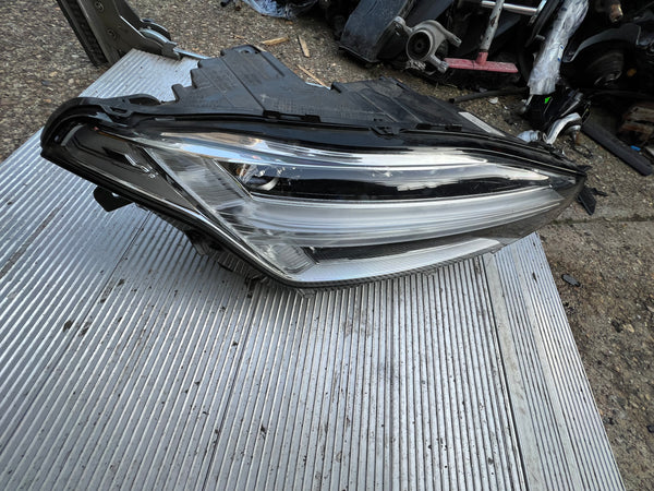 Volvo part          Volvo parts       VOLVO XC-90 2024 Driver side headlight 31655710