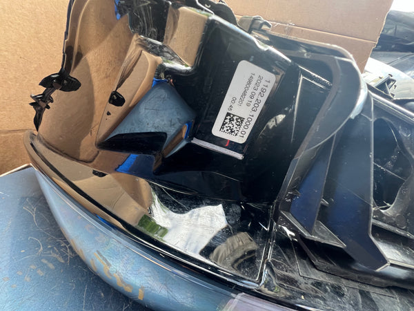 Bmw m3 

bmw im3

BMW i M3 G22 G23 G26 G80 passenger side  Headlight LED technology right

63119851037  5A19353

9851037

Bmw M3  passenger side headlight