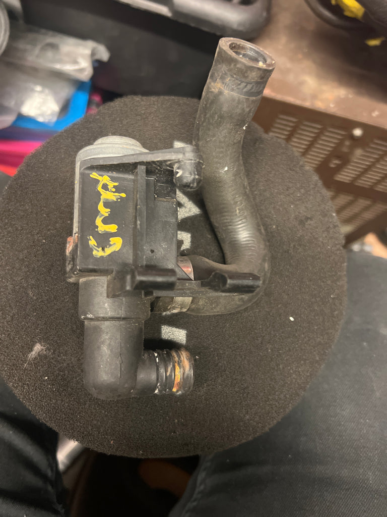 BMW 3 Series E36 1997 Heater control valve
8375443

Genuine 

Bmw E36 heater control valve