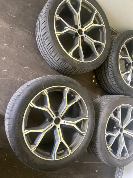 Bmw part 
Bmw parts 
Bmw alloy wheel
Bmw X5 G05 alloy wheel with tyre.
Bmw X6 G06 set of alloy wheel 

Original BMW X5 G05 X6 G06  set of 21 Inch Summer Wheels Y Spoke M741 8071998  8071999

https://bmwusedsparesonline.com/collections/all
