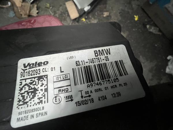 63117467751   Bmw i3 2018 i01 LCI passenger side headlight Led   7467751-05  7467751  A9746775105  Bmw i3 headlight led  The bottom of the light is cracked   please observe pictures