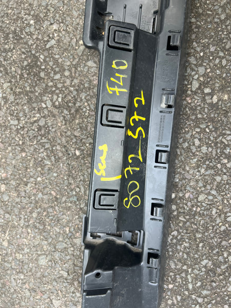 BMW 1 SERIES 2020 F40 BUMPER MOUNT BRACKET REAR MIDDLE CENTRE 8072572