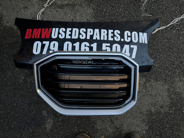 Bmw XM G09  2026  driver side kidney Grille 


Genuine

BMW  XM Front Right Trim Grille

5a591c8

BMW

Bmw G09

Right front ornament grid Shadowline

51135A591C8

BMW XM G09,

Bmw XM 50E TC15, XM 50E 12C5. Original BMW.