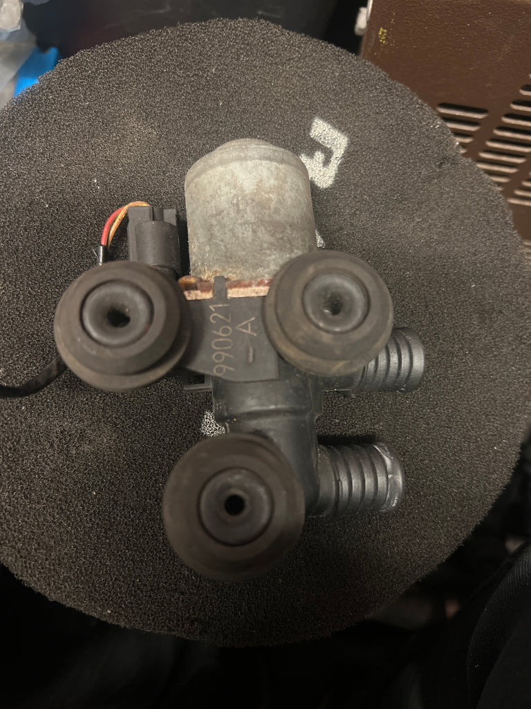 BMW 3 series E46 1999 Water heater control valve 8369805

Bmw E46 Heater control valve 

64118369805 

Bmw Heater control valve.                    Bmw 3 series 1998.-2005  heater valve