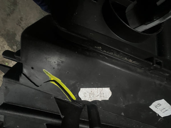 63117467751   Bmw i3 2018 i01 LCI passenger side headlight Led   7467751-05  7467751  A9746775105  Bmw i3 headlight led  The bottom of the light is cracked   please observe pictures