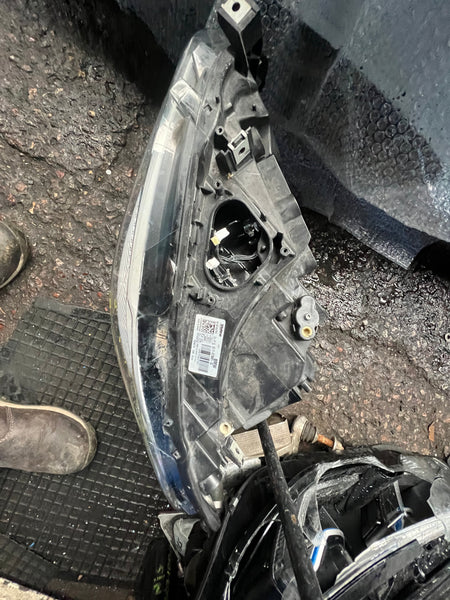 63118738687   BMW M2 2019 F87 2 SERIES 240I PASSENGER FULL LED ADAPTIVE HEADLIGHT  8738687