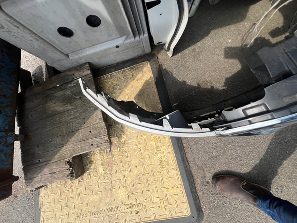 Mini clubman        MINI CLUBMAN S SD F54 SPORT 2017 FRONT BUMPER GREY

GENUINE 

7376374

mini clubman

Mini Cooper part 

Mini Cooper 

mini parts

mini part

mimi cooper s 

baroness bmw

baroness the Bmlady