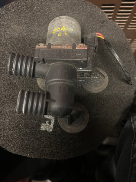 BMW 3 series E46 1999 Water heater control valve 8369805

Bmw E46 Heater control valve 

64118369805 

Bmw Heater control valve.                    Bmw 3 series 1998.-2005  heater valve