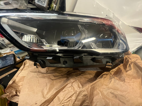 5A279A3
      BMW X5 2022 G05 passenger side led  laser headlight 

   Bmw  X6 G06 F95 F96 PASSENGER SIDE FRONT LASER LED HEADLIGHT

5A279A3

top above light broken 

observe pictures all pictures