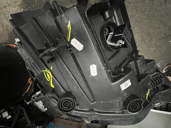 63117467751   Bmw i3 2018 i01 LCI passenger side headlight Led   7467751-05  7467751  A9746775105  Bmw i3 headlight led  The bottom of the light is cracked   please observe pictures