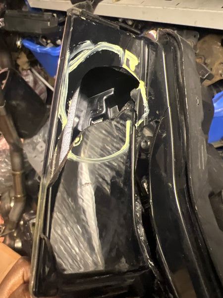 5A3CEA4

Bmw iX 2023 Driver side laser Headlight 


Glass cracked at the tip

hole on the side can be repaired 

please observe  all pictures