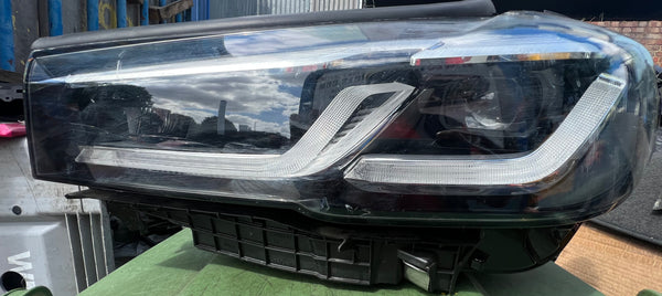 5A388D1 

Bmw 5 series 2022 passenger side Led headlight 
clip broken 
clip has been repaired 
please observe all pictures 

5A388D1-